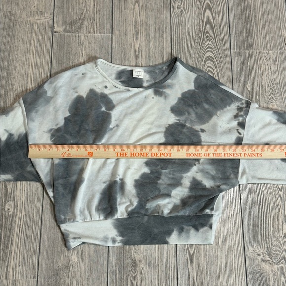Skies are Blue Soft White & Gray Tie Dye Oversized Crop Sweatshirt Size Medium - Picture 7 of 9